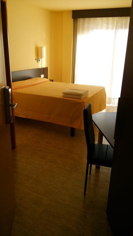 Hostal Sant Sadurni Sant Sadurní dʼAnoia Εξωτερικό φωτογραφία